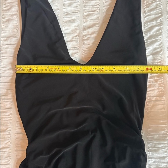 Elegant Black Sleeveless Dress - Picture 4 of 8